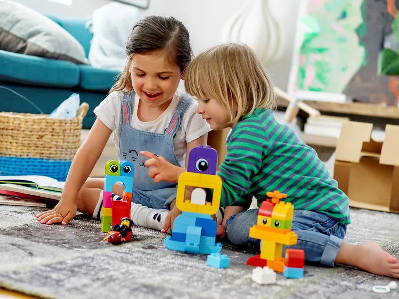 Emmet and Lucy's Visitors from the DUPLO Planet
