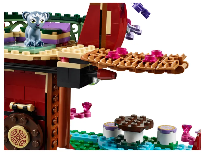 The Elves' Treetop Hideaway The Elves' Treetop Hideaway