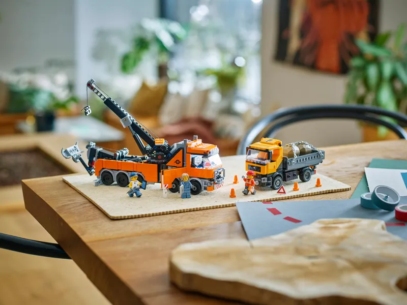 Heavy-Duty Recovery Tow Truck with Crane